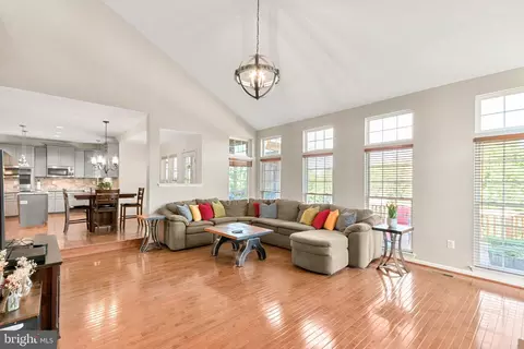 Living - 8 N Pointe Ter, Middletown, MD 21769 photo 3 of 4
