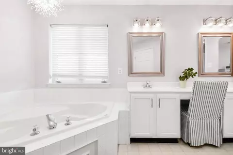 Bath - 8 N Pointe Ter, Middletown, MD 21769 photo 4 of 6