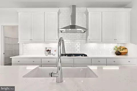 Kitchen - 8776 Walnut Bottom Ln, Frederick, MD 21701 photo 4 of 5