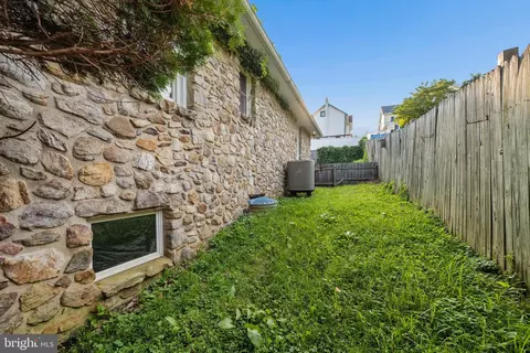 Exterior - 903 E C St E, Brunswick, MD 21716 photo 4 of 18