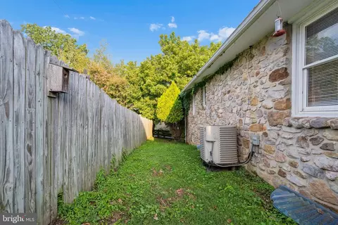 Exterior - 903 E C St E, Brunswick, MD 21716 photo 3 of 18