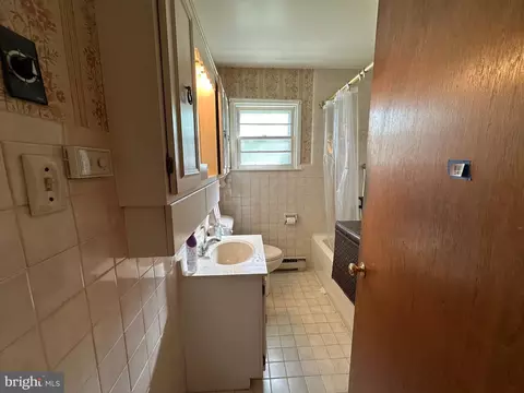 Bath - 405 Delaware Rd, Frederick, MD 21701 photo 1 of 3