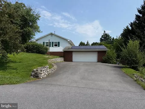 5601 Calvert Dr, Frederick, MD 21703 photo 2