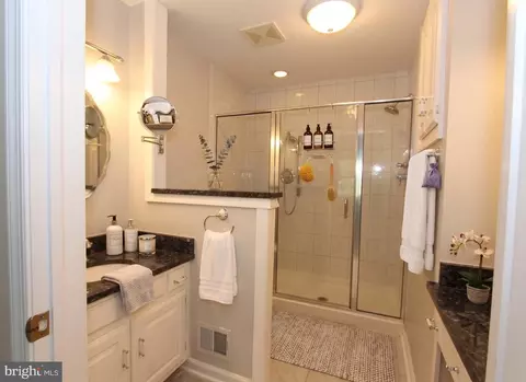 Bath - 8102 Claiborne Ct, Frederick, MD 21702 photo 2 of 7