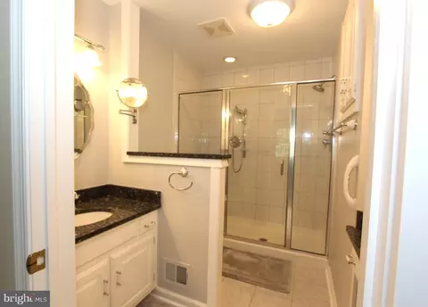 Bath - 8102 Claiborne Ct, Frederick, MD 21702 photo 3 of 7