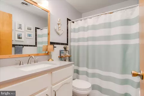 Bath - 7910 Longmeadow Dr, Frederick, MD 21701 photo 2 of 3