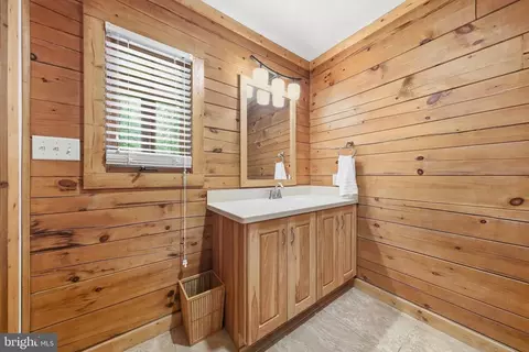 Bath - 14520 Ridenour Rd, Smithsburg, MD 21783 photo 1 of 4
