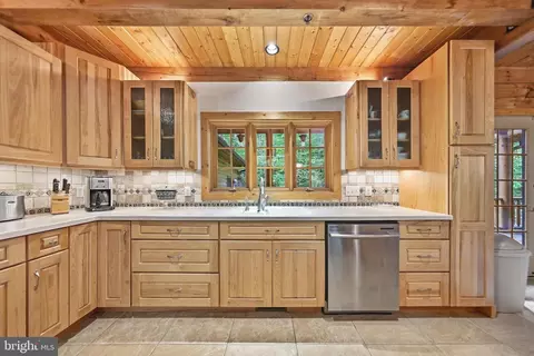 Kitchen - 14520 Ridenour Rd, Smithsburg, MD 21783 photo 5 of 5