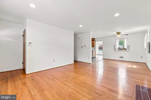 Living - 802 Young Pl, Frederick, MD 21702 photo 2 of 5