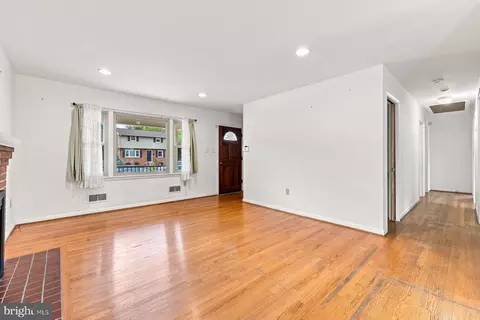 Living - 802 Young Pl, Frederick, MD 21702 photo 3 of 5