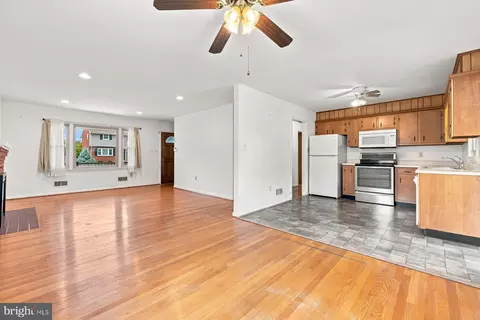 Living - 802 Young Pl, Frederick, MD 21702 photo 4 of 5