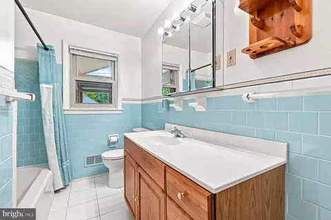 Bath - 802 Young Pl, Frederick, MD 21702 photo 1 of 3