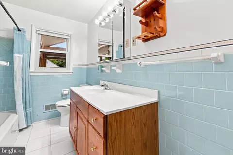 Bath - 802 Young Pl, Frederick, MD 21702 photo 2 of 3