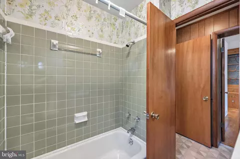 Bath - 114 Fairview Ave, Frederick, MD 21701 photo 3 of 5