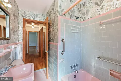 Bath - 114 Fairview Ave, Frederick, MD 21701 photo 4 of 5