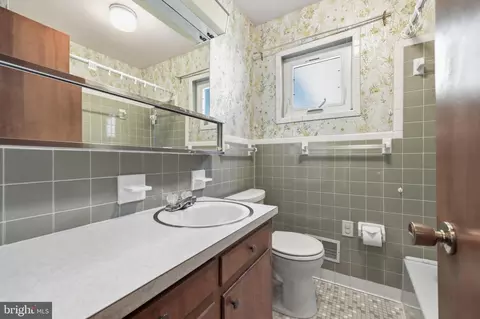 Bath - 114 Fairview Ave, Frederick, MD 21701 photo 1 of 5