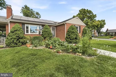 Exterior - 902 Pine Ave, Frederick, MD 21701 photo 2 of 8