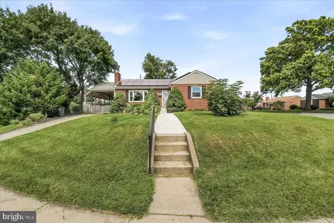 Exterior - 902 Pine Ave, Frederick, MD 21701 photo 3 of 8