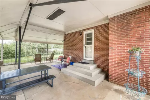 Exterior - 902 Pine Ave, Frederick, MD 21701 photo 4 of 8