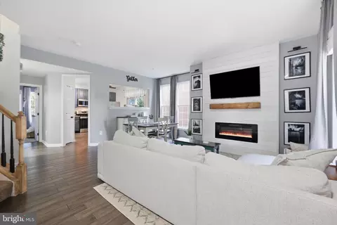 Entry Way - 1728 Derrs Sq E, Frederick, MD 21701 photo 3 of 7