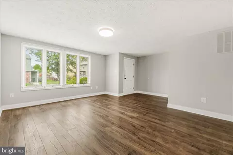 Living - 424 Heather Ridge Dr, Frederick, MD 21702 photo 2 of 5