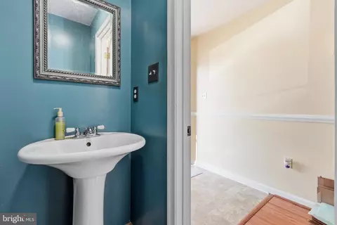 Entry Way - 130 E Hammaker, Thurmont, MD 21788 photo 2 of 2