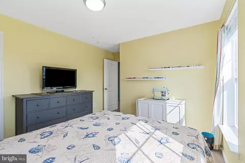Bedroom - 8432 Cliffview Ln, Frederick, MD 21704 photo 5 of 5