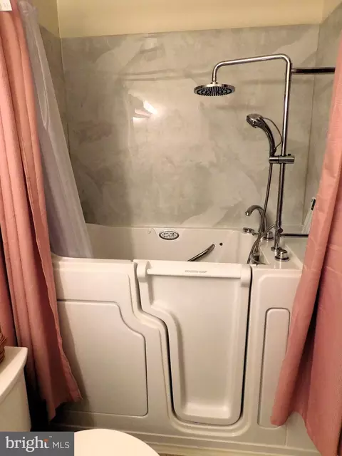 Bath - 6853 Buckthorn Ct, Frederick, MD 21703 photo 4 of 4