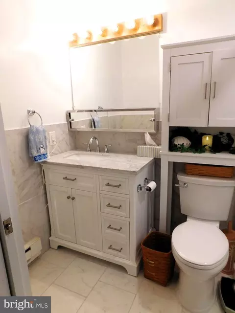 Bath - 6853 Buckthorn Ct, Frederick, MD 21703 photo 2 of 4