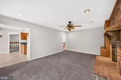 Living - 4513 Timbery Dr, Jefferson, MD 21755 photo 11 of 17