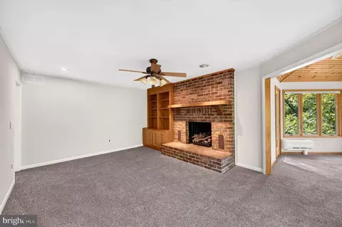 Living - 4513 Timbery Dr, Jefferson, MD 21755 photo 12 of 17