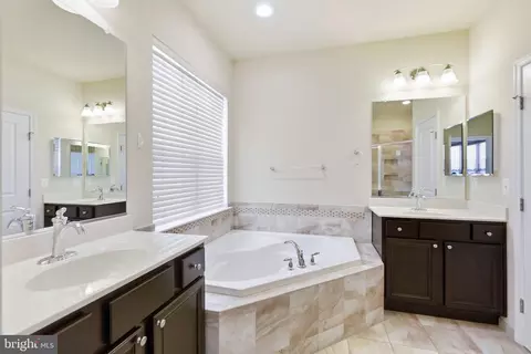 Bath - 3040 Jacobs Garden Ln, Frederick, MD 21701 photo 2 of 2