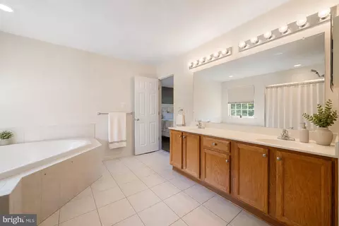 Bath - 2231 W Greenleaf Dr, Frederick, MD 21702 photo 2 of 4