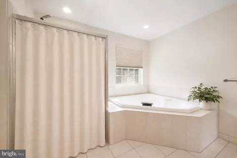 Bath - 2231 W Greenleaf Dr, Frederick, MD 21702 photo 3 of 4