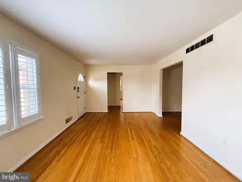 Living - 912 Shawnee Dr, Frederick, MD 21701 photo 2 of 4