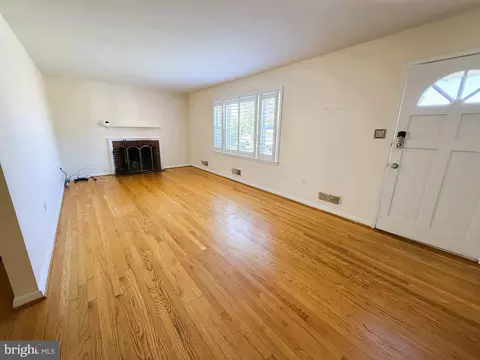 Living - 912 Shawnee Dr, Frederick, MD 21701 photo 3 of 4