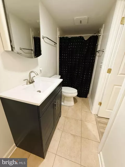 Bath - 912 Shawnee Dr, Frederick, MD 21701 photo 2 of 3
