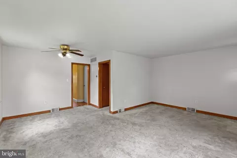 Living - 7229 Bowers Rd, Frederick, MD 21702 photo 2 of 3