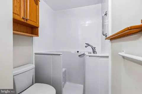 Bath - 1807 Rustic Hill Ct, Frederick, MD 21702 photo 2 of 3