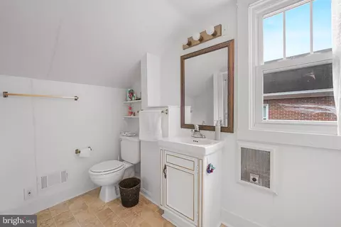 Bath - 618 Wilson Pl, Frederick, MD 21702 photo 4 of 4