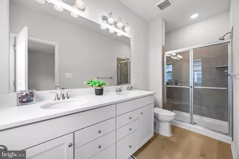 Bath - 402 Matlock Ln, Frederick, MD 21701 photo 2 of 4
