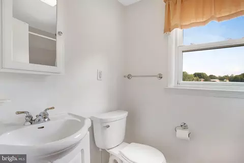 Bath - 4513 Baker Valley Rd, Frederick, MD 21704 photo 3 of 3