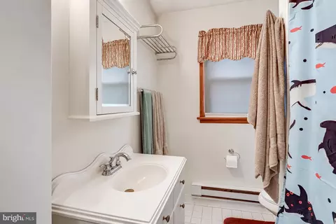 Bath - 4513 Baker Valley Rd, Frederick, MD 21704 photo 2 of 3