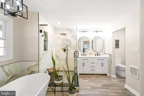 Bath - 807 Dunbrooke Ct, Frederick, MD 21701 photo 4 of 12