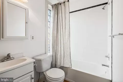 Bath - 207 Center St, Frederick, MD 21701 photo 2 of 3