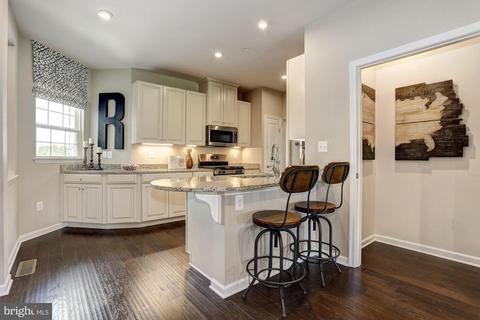 3221 Thornapple Dr, Frederick, MD 21704 photo 2
