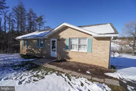 1070 Sunrise Dr, Oakland, MD 21550