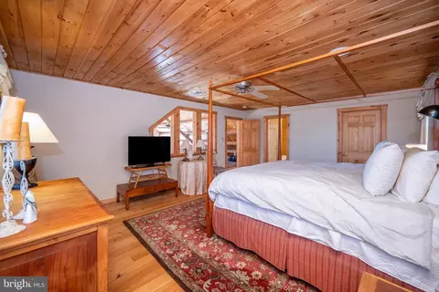 Bedroom - 2316 Marsh Hill Rd, Mc Henry, MD 21541 photo 3 of 11