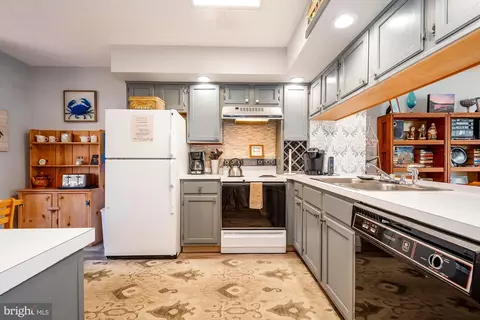 Kitchen - 1333 Deep Creek Dr #4, Mc Henry, MD 21541 photo 3 of 4