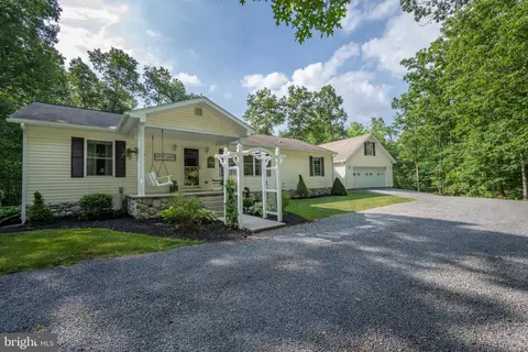 29 Crescent Ln, Oakland, MD 21550
